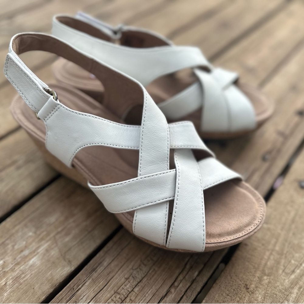 Clarks Womens Giselle Beach Wedge Sandals. White. Size 9.